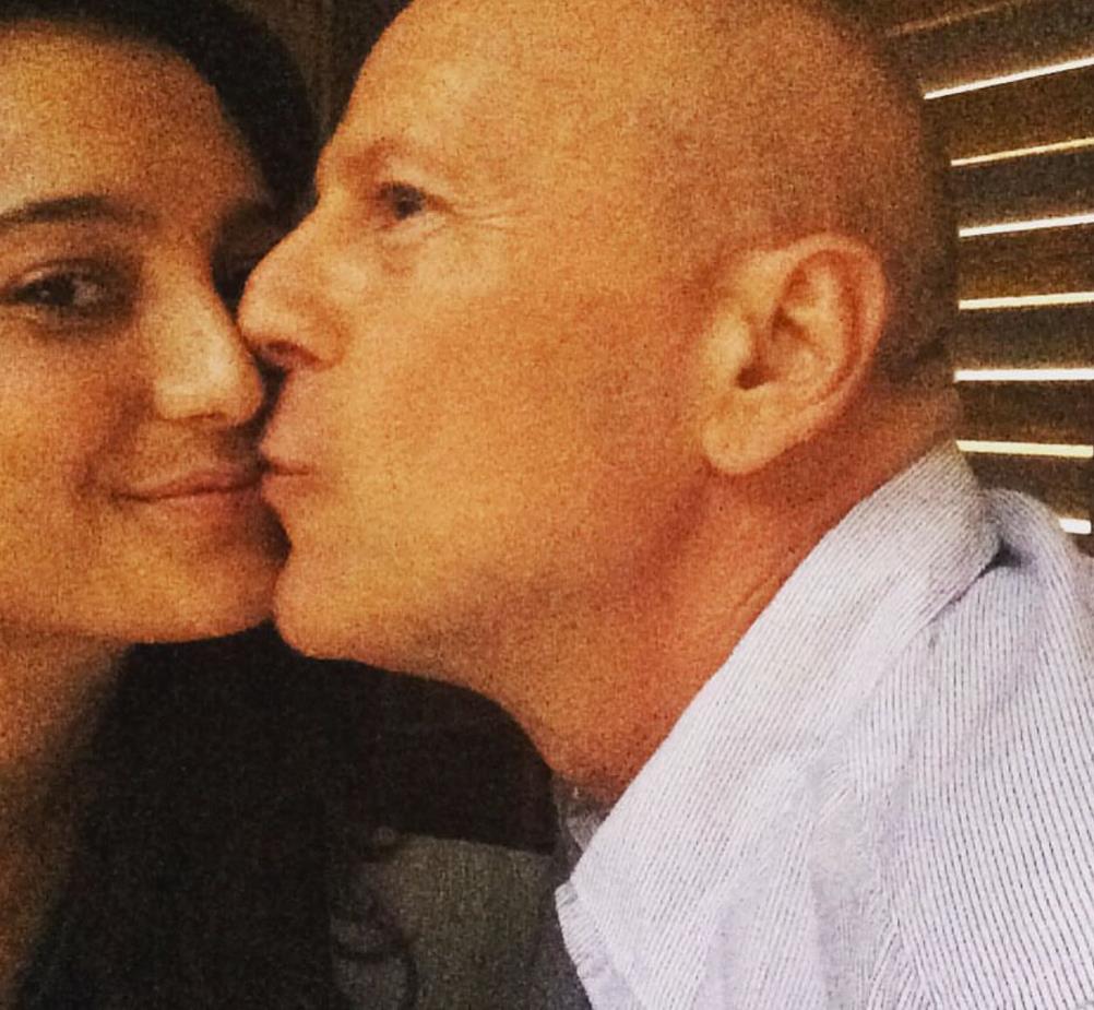 Ema Heming Vilis i Brus Vilis na zajedničkoj fotografiji tokom srećnijih dana (5).png