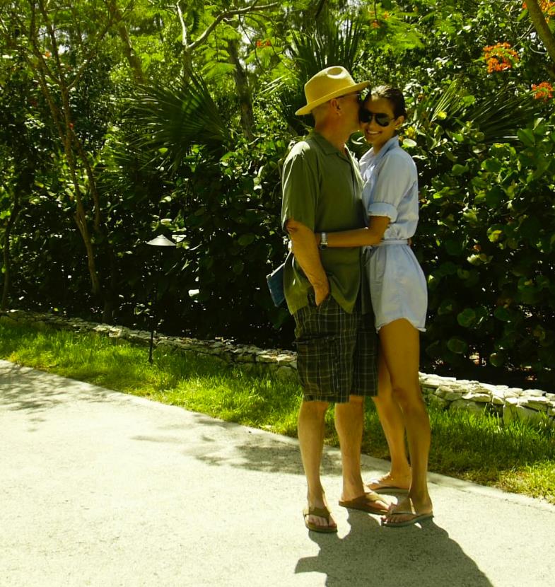 Ema Heming Vilis i Brus Vilis na zajedničkoj fotografiji tokom srećnijih dana (6).png