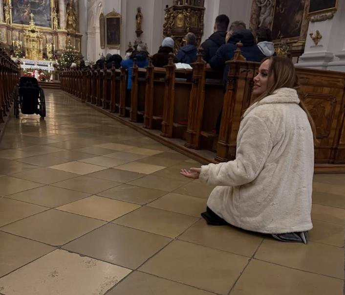 Simona Mijoković se na kolenima moli u crkvi
