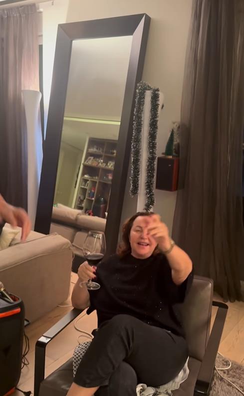 Ana Bekuta kod Čede Jovanovića i Aleksandra Kosa u stanu