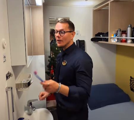 Stefan Kovačić pokazao njegovu sobu na kruzeru