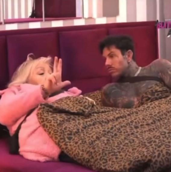 I OVO SE DESILO! Zorica Marković završila u krevetu s cimerom u rijalitiju: Isplivali kadrovi, narod šokiran: Nismo valjda...