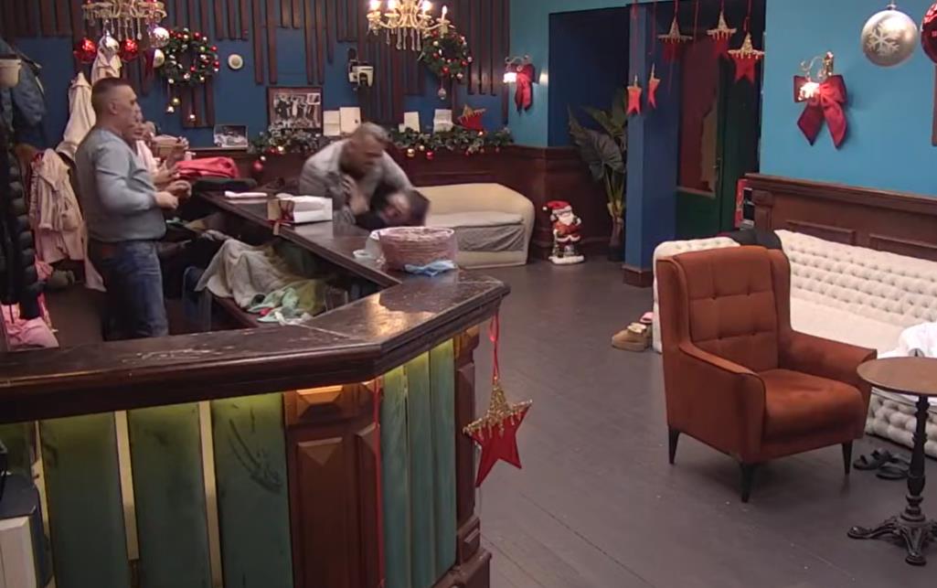 TUČA U ELITI 9! Anastasija nasrnula na Boru Santanu, krenula da ga čupa i šutira, obezbeđenje nije stiglo da odreaguje! (FOTO)