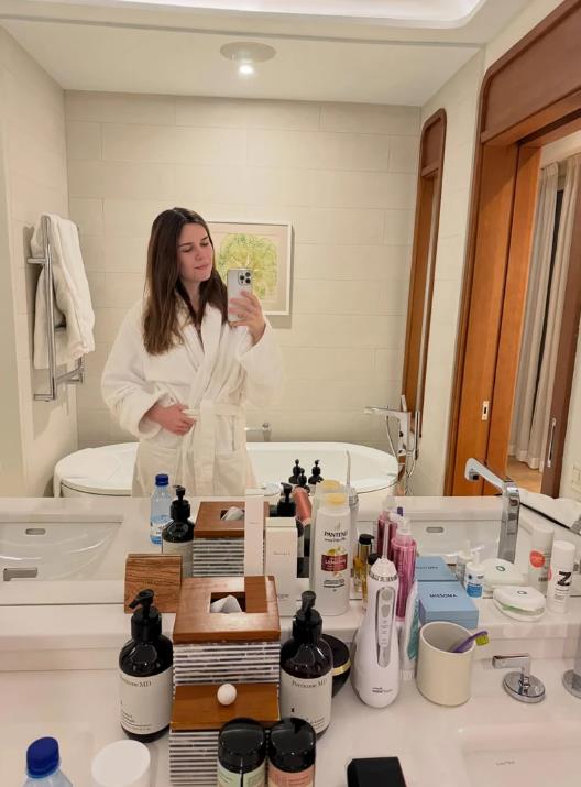 Anica Lazić u hotelu u Tivtu.jpg