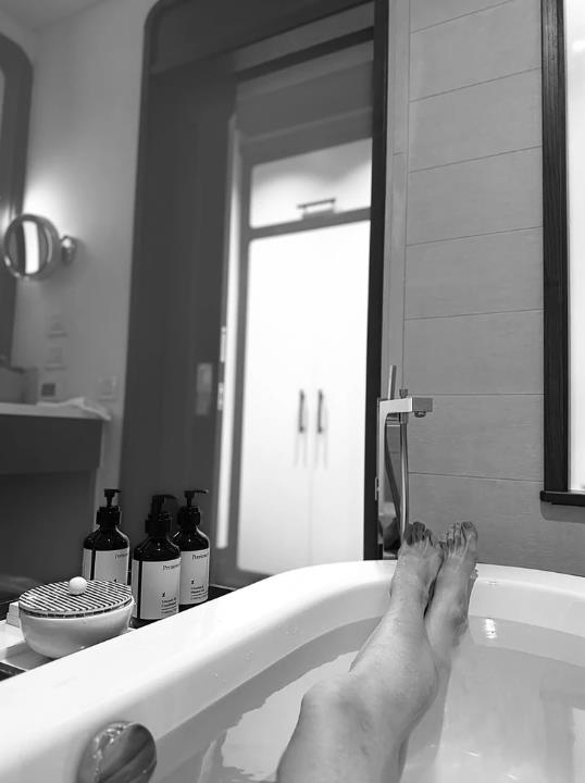 Anica Lazić u hotelu u Tivtu.jpg