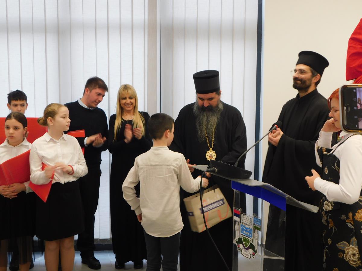 LOZNICA - Nagrade uručio vladika.JPG