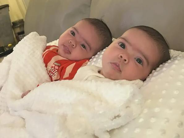 Bliznakinje Oušn Džejd i Stori Monro koje je rodila Džesi Nelson