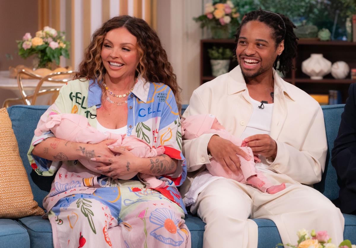 Džesi Nelson i njen verenik drže bliznakinje Oušn Džejd i Stori Monro u naručju