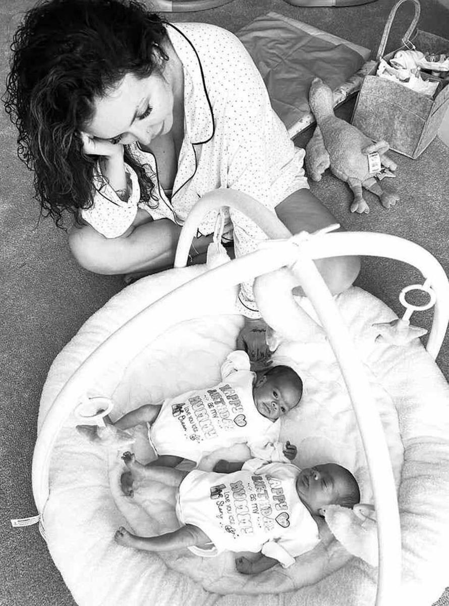 Džesi Nelson i njen verenik drže bliznakinje Oušn Džejd i Stori Monro u naručju