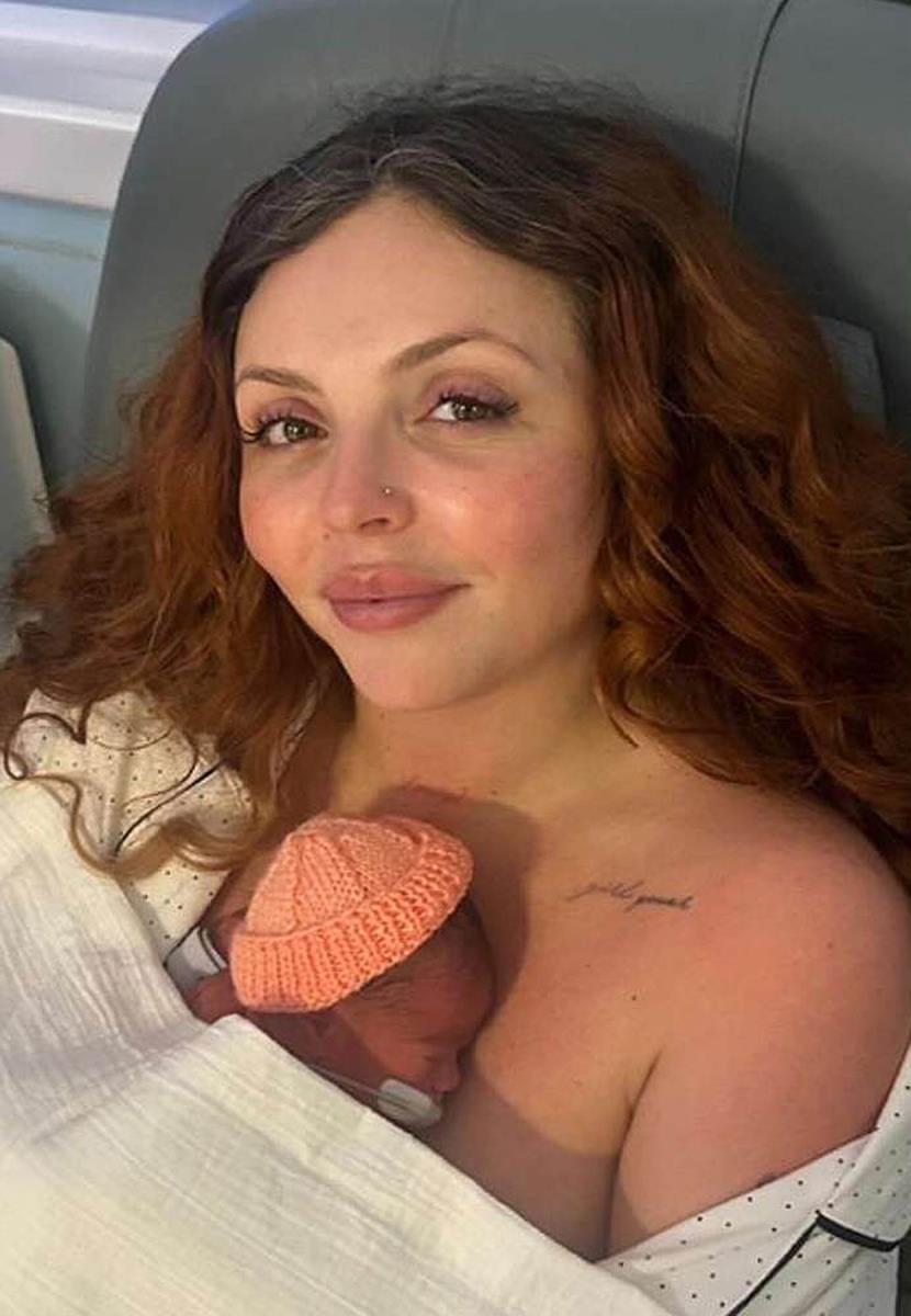 Džesi Nelson drži bebu u naručju