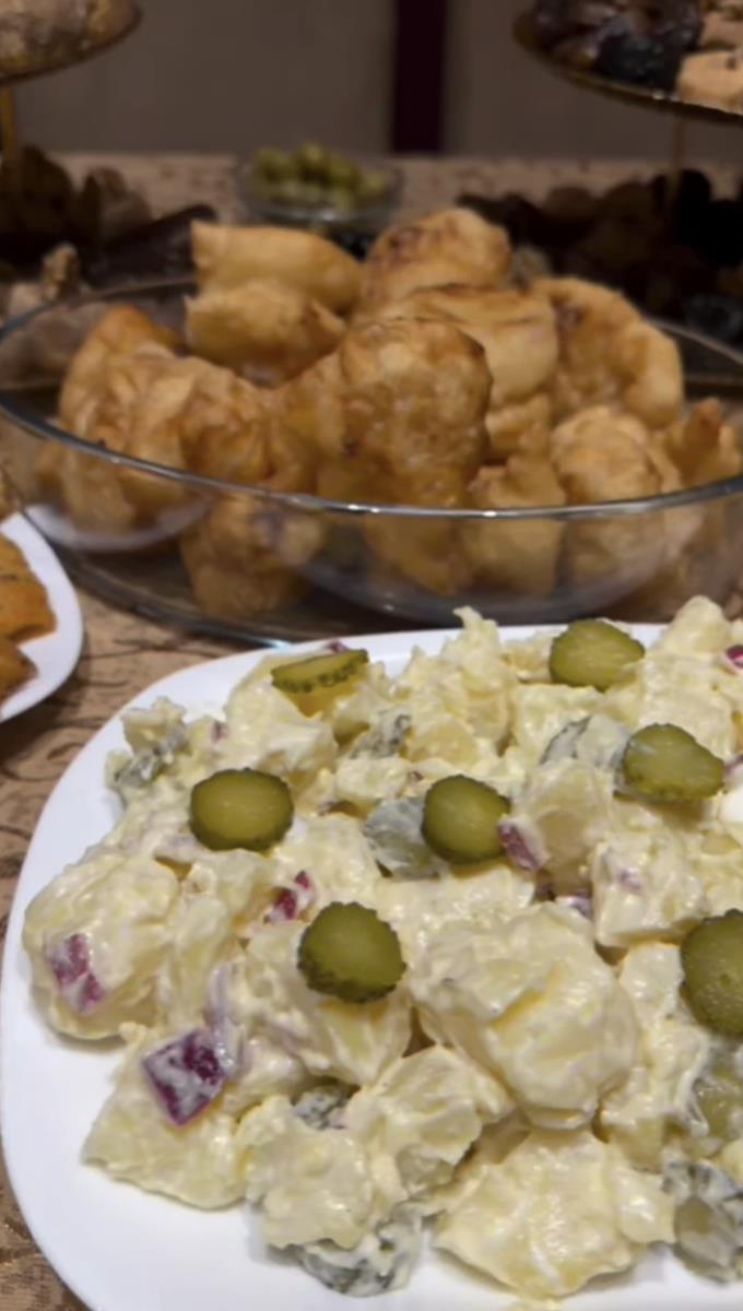 ANĐELA ĐURIČIĆ ZA BADNJE VEČE NIJE SA GASTOZOM! Uslikana kako nazdravlja sa drugim muškarcem, oboje su srećni i nasmejani (FOTO)