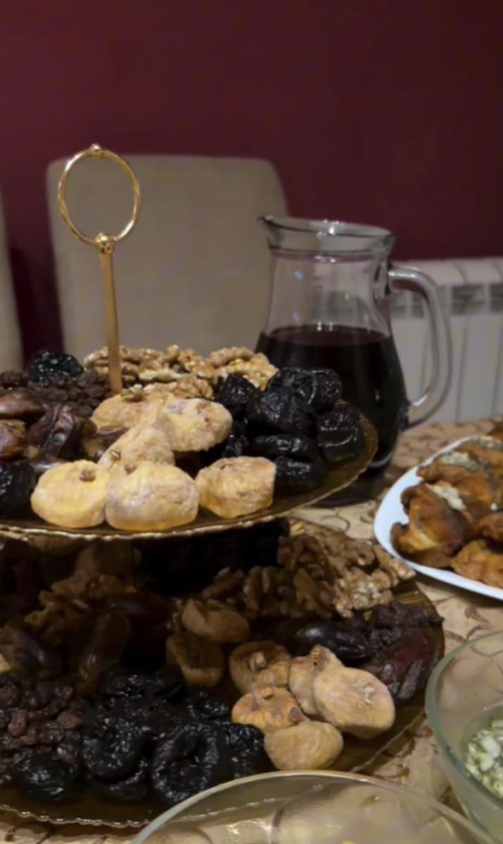 ANĐELA ĐURIČIĆ ZA BADNJE VEČE NIJE SA GASTOZOM! Uslikana kako nazdravlja sa drugim muškarcem, oboje su srećni i nasmejani (FOTO)