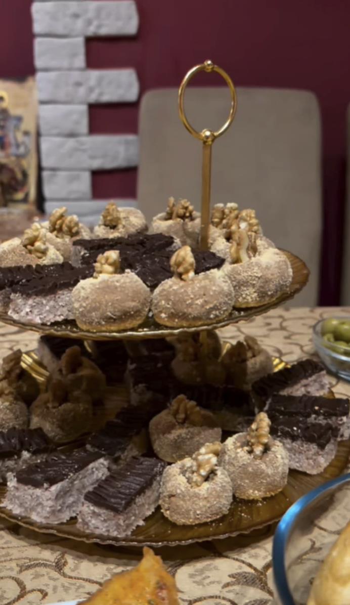 ANĐELA ĐURIČIĆ ZA BADNJE VEČE NIJE SA GASTOZOM! Uslikana kako nazdravlja sa drugim muškarcem, oboje su srećni i nasmejani (FOTO)