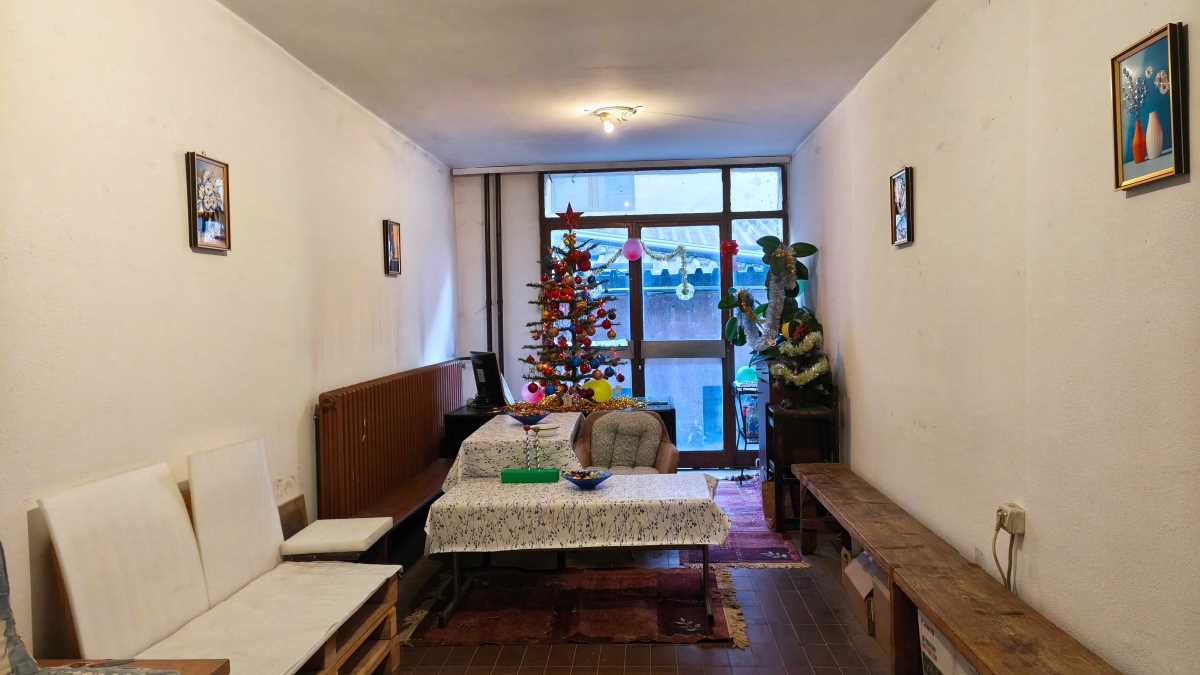 Просторија зграде у сутурену за збор станара -дању и ноћу 3.jpg