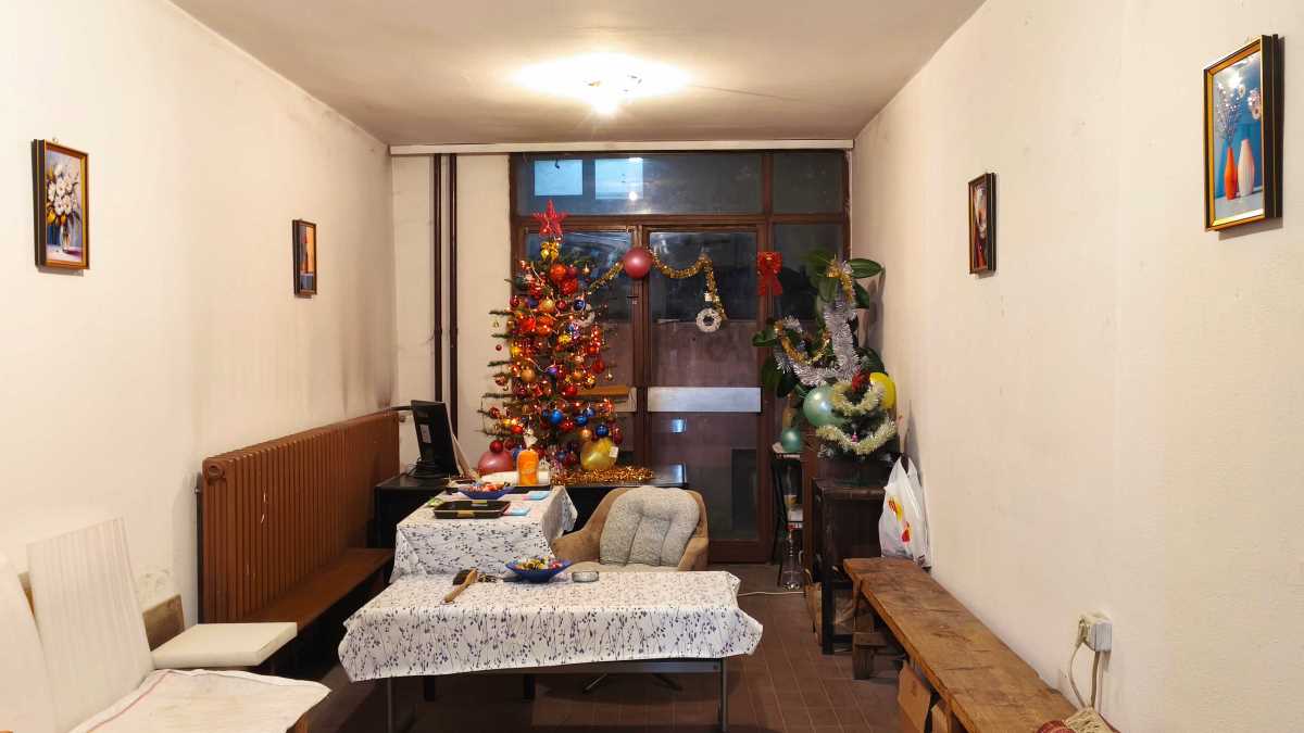 Просторија зграде у сутурену за збор станара -дању и ноћу 2.jpg