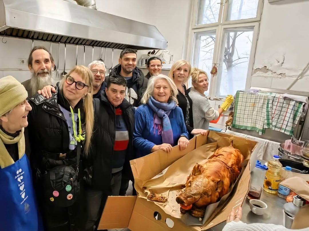 Верско добротворно старатељство АЕМ је и овога Божића приредило традиционални Божићни ручак за н(6).jpg