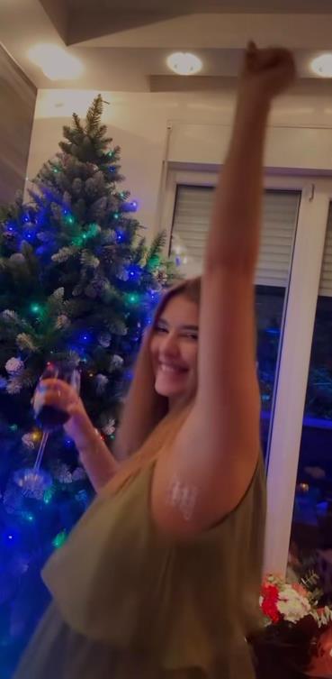 KIJA KOCKAR NAKON VERIDBE DOŽIVELA NEZGODU! Oglasila se i otkrila šta joj se desilo: Krvarila sam... Pored grudi flaster (FOTO)