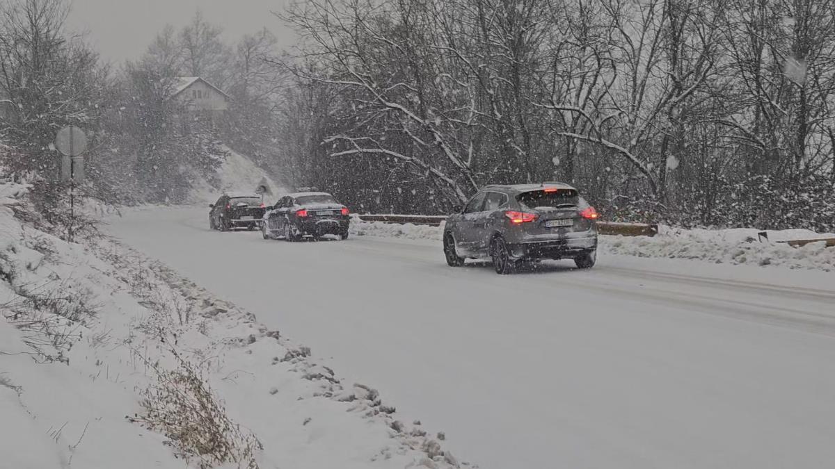Automobili voze po mećavi na Zlatiboru