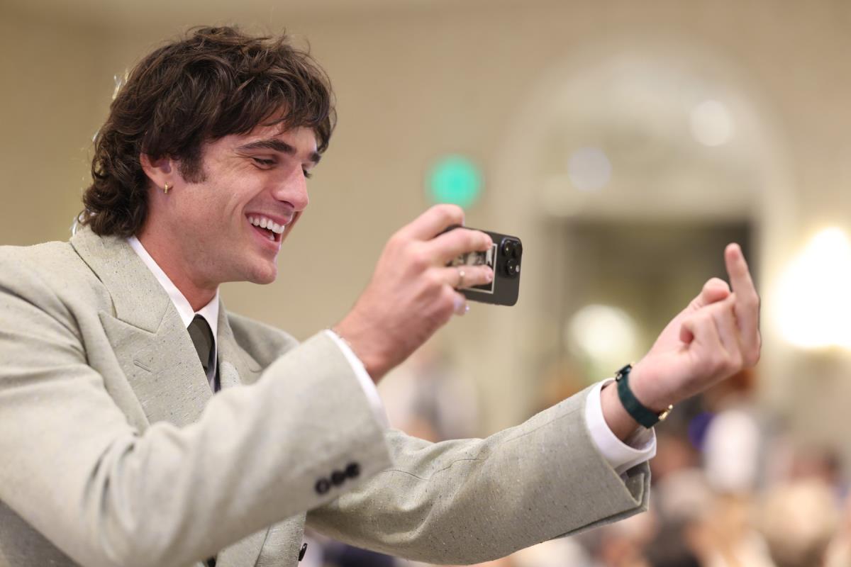 Džejkob Elordi pokazuje srednji prst na AFI Awards luncheon 2025