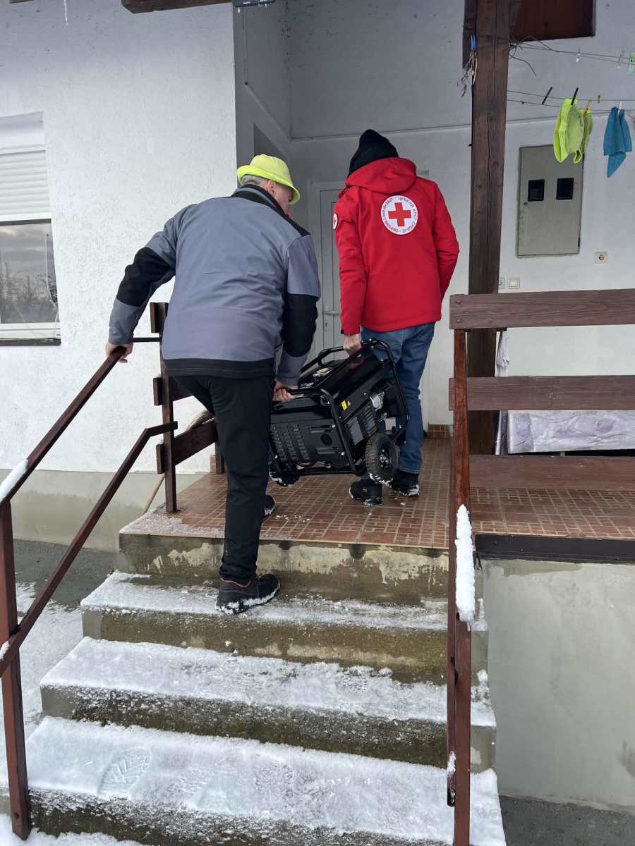 Crveni krst pomaže ugroženima od snega