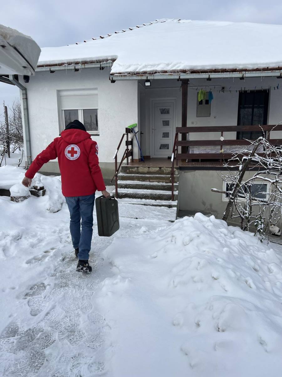 Crveni krst pomaže ugroženima od snega 2.jpg