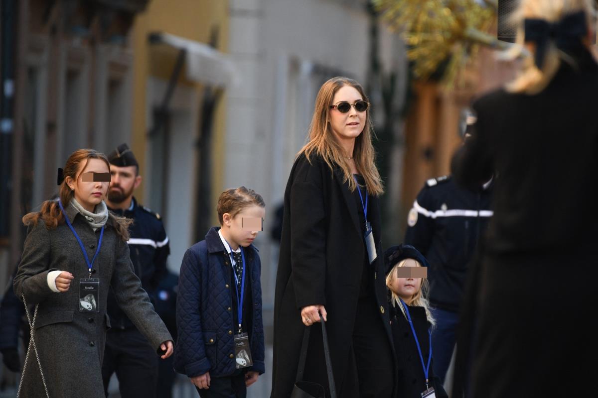 Porodica Brižit Bardo na sahrani