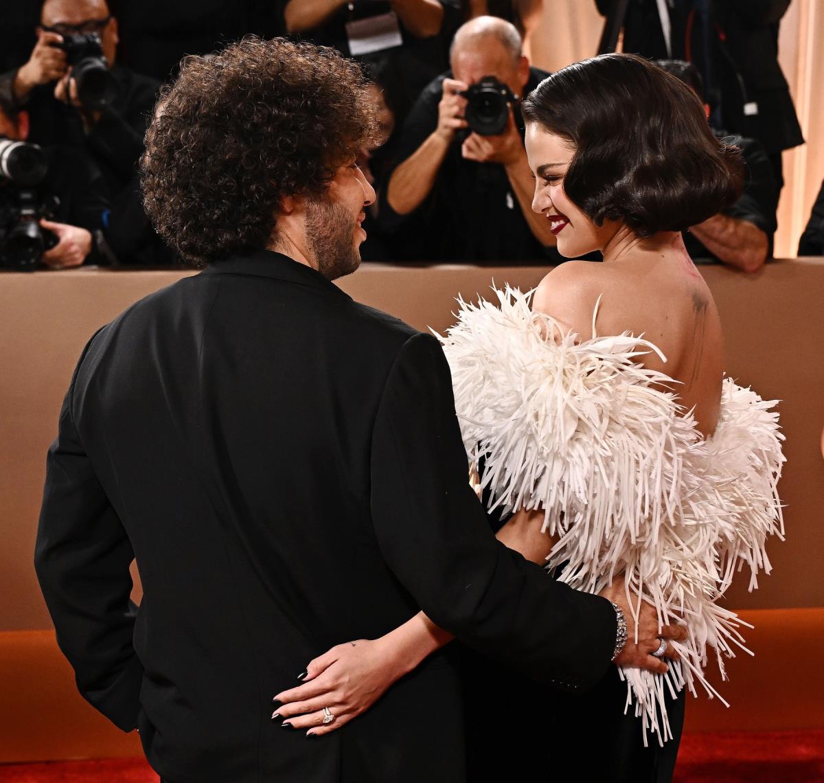 Selena Gomez u Šanel haljini na crvenom tepihu dodele Zlatnih globusa 2026, sa suprugom Benijem Blankom