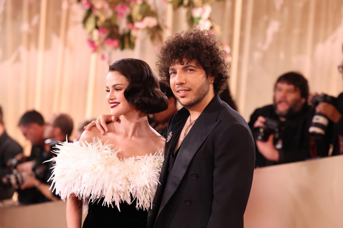 Selena Gomez u Šanel haljini na crvenom tepihu dodele Zlatnih globusa 2026, sa suprugom Benijem Blankom