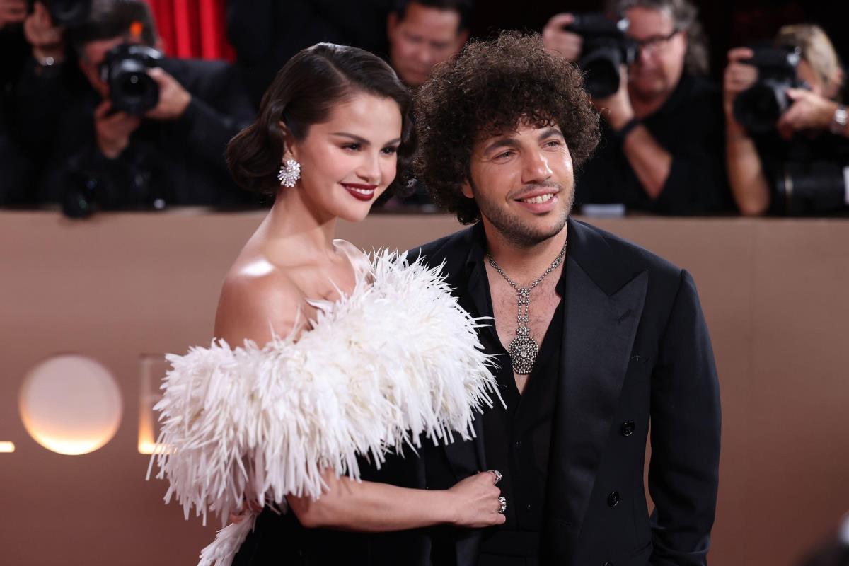 Selena Gomez u Šanel haljini na crvenom tepihu dodele Zlatnih globusa 2026, sa suprugom Benijem Blankom