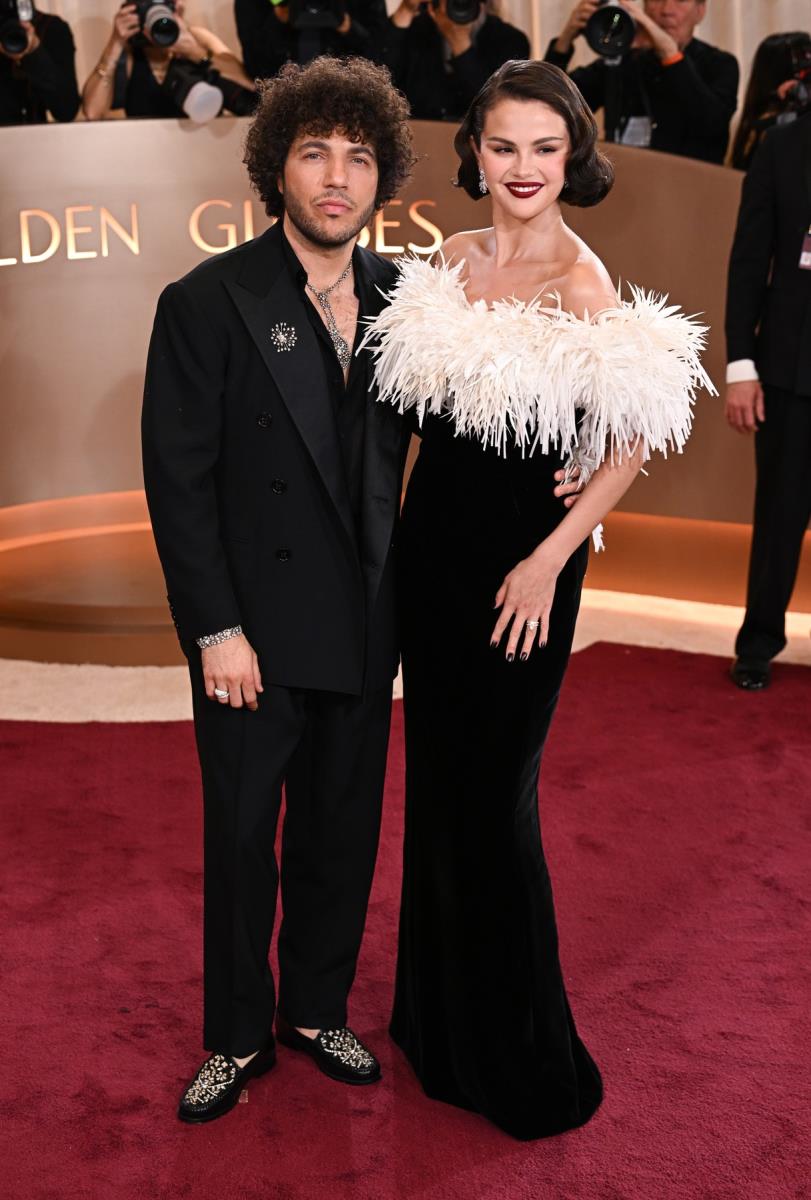 Selena Gomez u Šanel haljini na crvenom tepihu dodele Zlatnih globusa 2026, sa suprugom Benijem Blankom