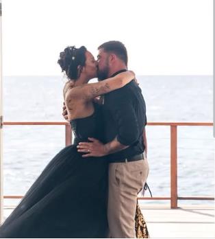 Sara Vintrip i njen suprug.jpg