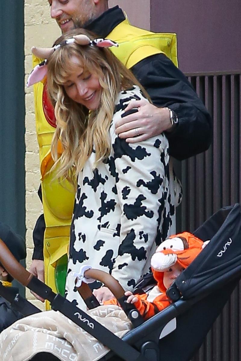 Dženifer Lorens sa suprugom, galeristom Kukom Maronijem i sinom