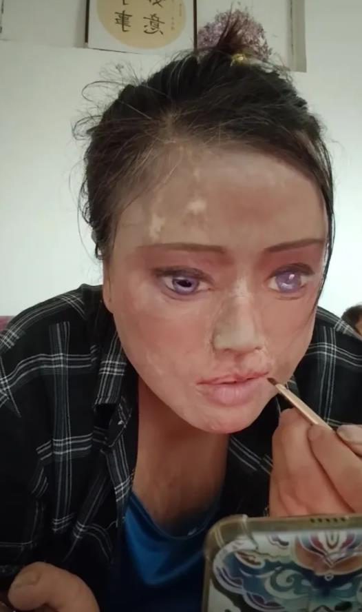 Žena crta kompletno lice jer ju je muž polio kiselinom