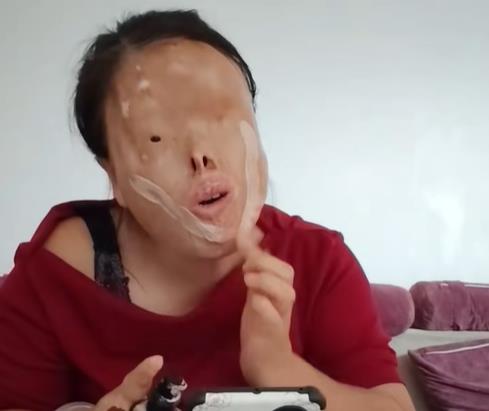 Žena crta kompletno lice jer ju je muž polio kiselinom