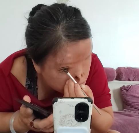 Žena crta kompletno lice jer ju je muž polio kiselinom