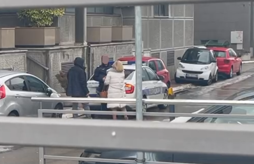 Policija je vozilima opkolila zgradu u kojoj živi Čeda Jovanović, pokušavaju da uđu u stan