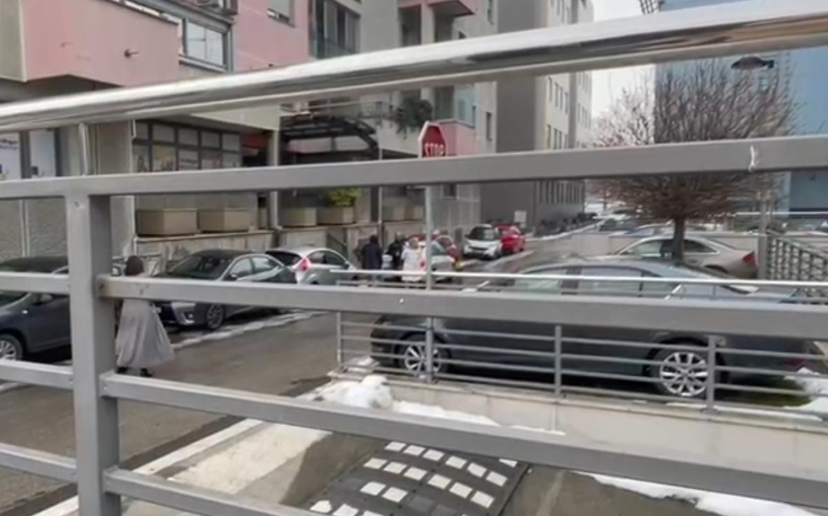 Policija je vozilima opkolila zgradu u kojoj živi Čeda Jovanović, pokušavaju da uđu u stan