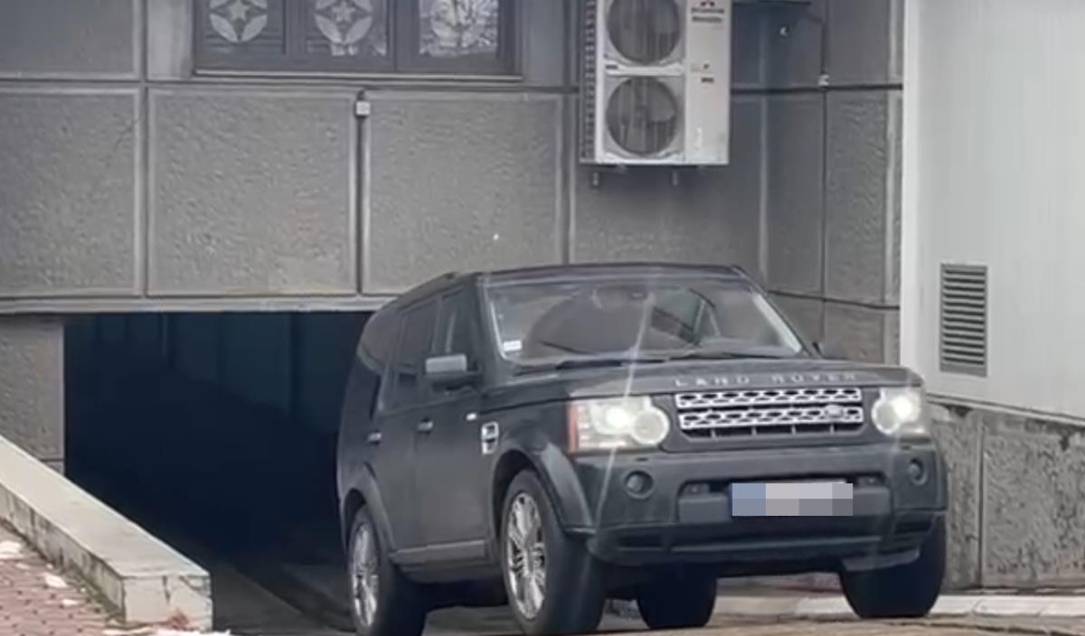 Policija je vozilima opkolila zgradu u kojoj živi Čeda Jovanović, pokušavaju da uđu u stan