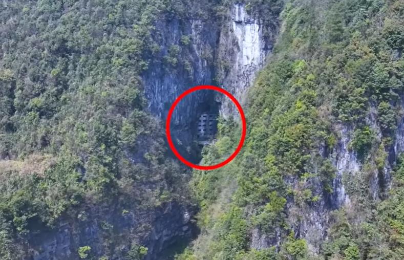 Kuća na planini u Kini - spolja