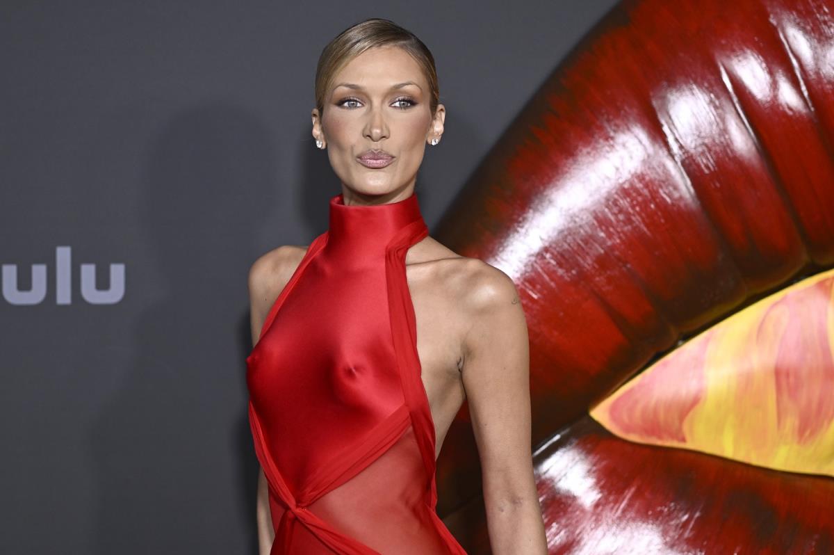 Bela Hadid u crvenoj Skiapareli haljini na premijeri filma Lepotica