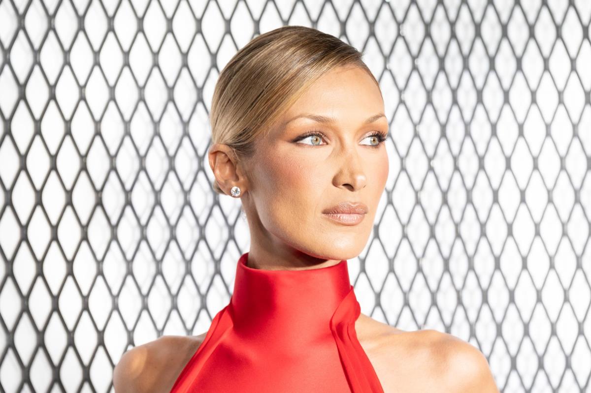 Bela Hadid u crvenoj Skiapareli haljini na premijeri filma Lepotica