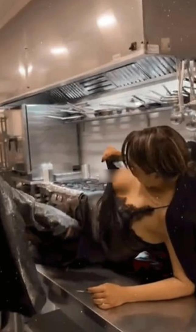 Ana Nikolić se pela po kuhinjskim delovima restorana