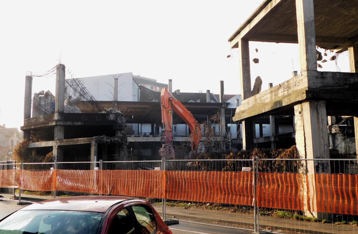 LOZNICA-Umesto rugl anova zgrada.JPG