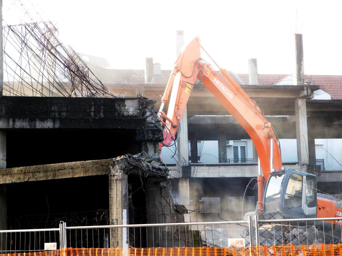 LOZNICA-Rušenje nedovršene zgrade.JPG