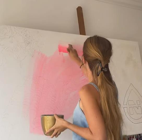 Suzan Delilović sa četkicom u rukama u svom studiju u Splitu (2).png