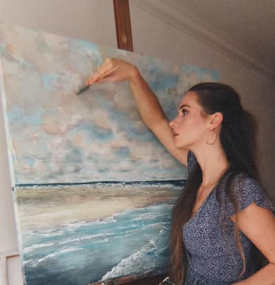 Suzan Delilović sa četkicom u rukama u svom studiju u Splitu (4).png