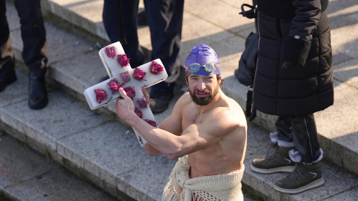 Bogojavljenje plivanje Časni krst Čačak (7).jpg