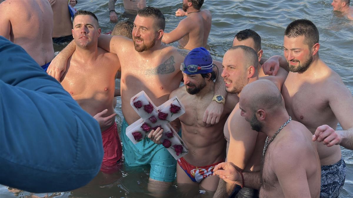 Bogojavljenje plivanje Časni krst Čačak (3).jpg