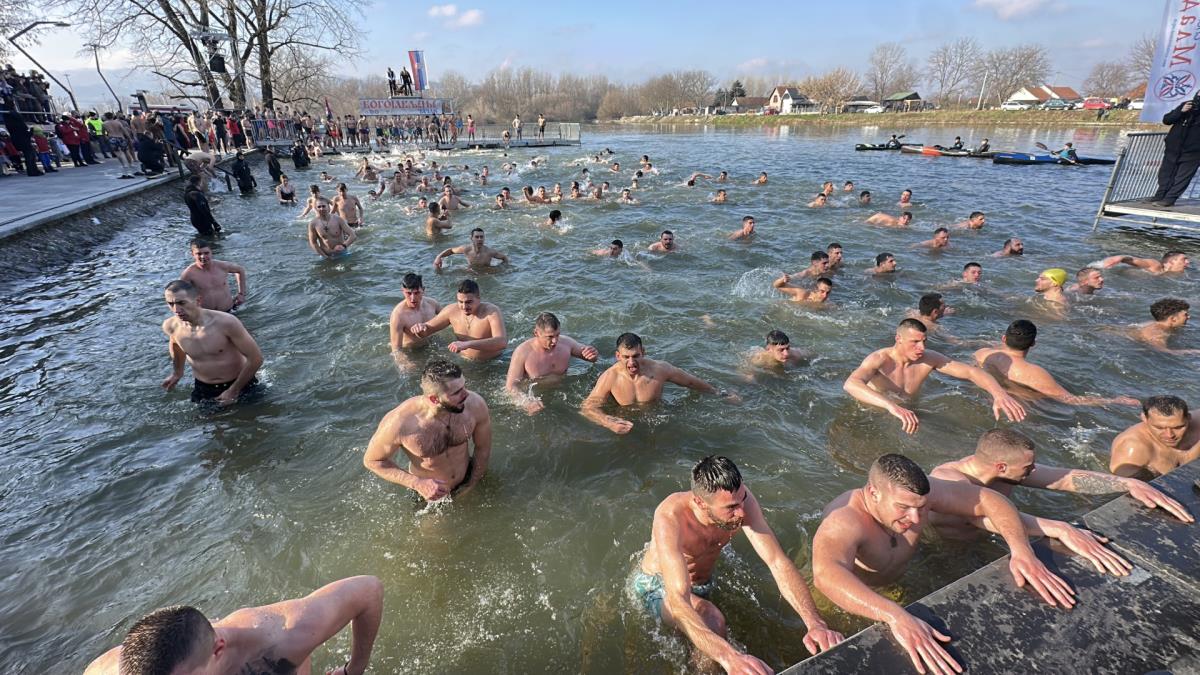 Bogojavljenje plivanje Časni krst Čačak (2).jpg