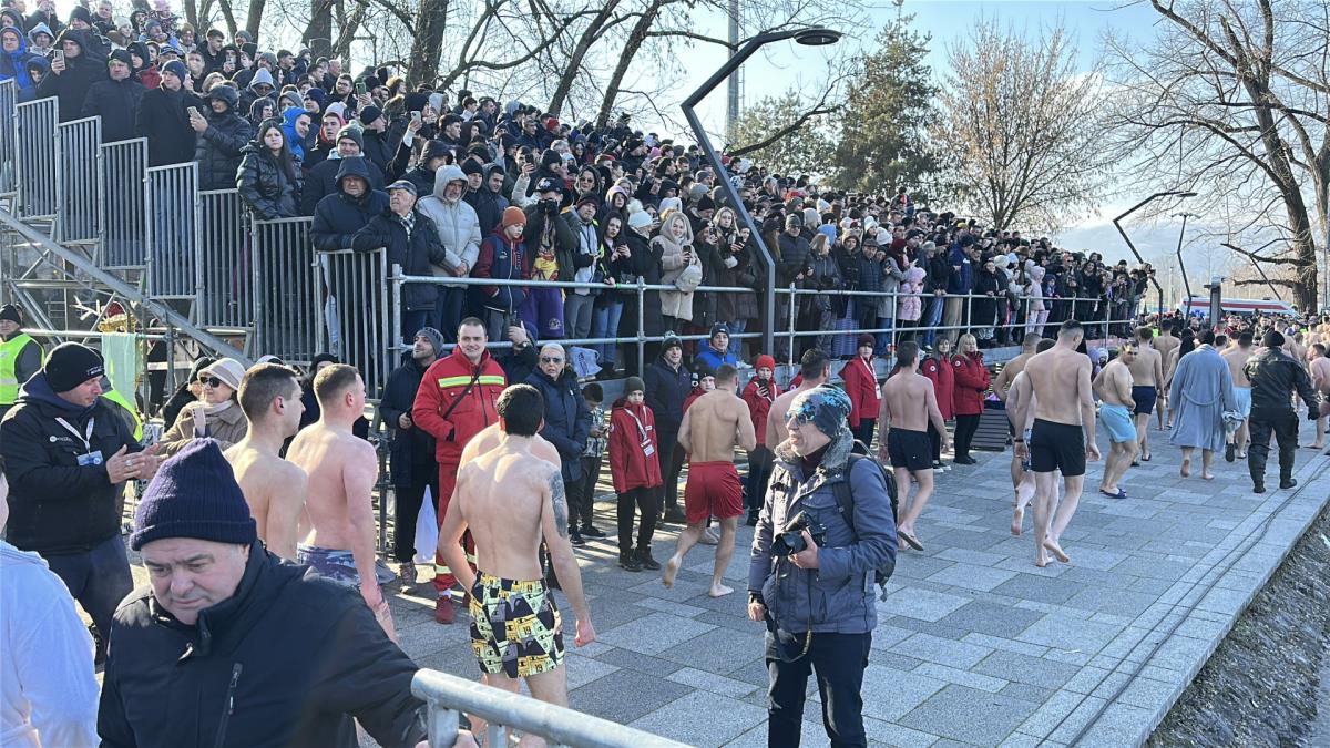 Bogojavljenje plivanje Časni krst Čačak (1).jpg